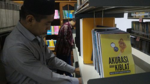 Ketua Pusat Penelitian LP2M Dr. Adi Ansari, M.Ag. ikut membantu perpindahan koleksi ke Perpustakaan Pusat UIN Antasari (Foto-Humas-Achmad Magfur)