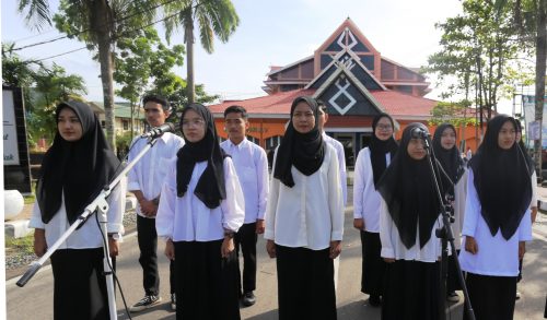 Paduan suara dari gabungan alumnus pesantren (Foto-Humas-Hadi Rustami)