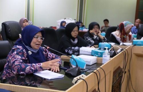 Para dosen antusias berdiskusi dengan Direktur Kelembagaan Kemendikbudristek (Foto-Humas-Hadi Rustami)