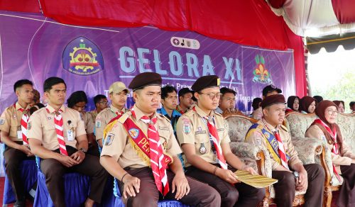 Para panitia dan pengurus Gerakan Pramuka UIN Antasari sedang mengikuti upacara penutupan Gelora XI (Foto-Humas-Achmad Magfur)