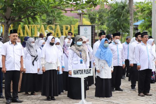 Para pegawai rektorat UIN Antasari mengikuti Upacara Hari Kesaktian Pancasila