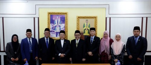 Para pengurus AIUA yang berhadir secara luring di Rapat Komite ke-3 di Kampus UNISSA Brunei Darussalam (Foto-Prof. Dr. H. Mujiburrahman, M.A. untuk Humas)