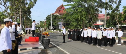 Para peserta memberikan penghormatan kepada pembina upacara (Foto-Humas-Hadi Rustami