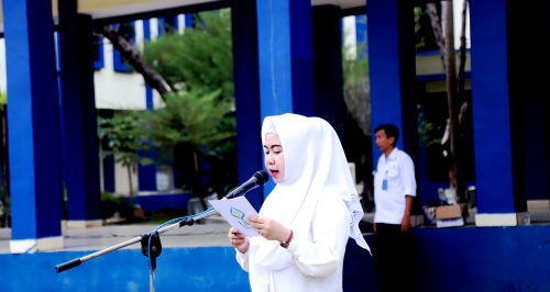 Pegawai Mikwa UIN Antasari Nurrizky Novita Wardhani, S.Kom., M.I.Kom. saat menjadi pembaca acara (Foto-Humas-Yulida Rifani)