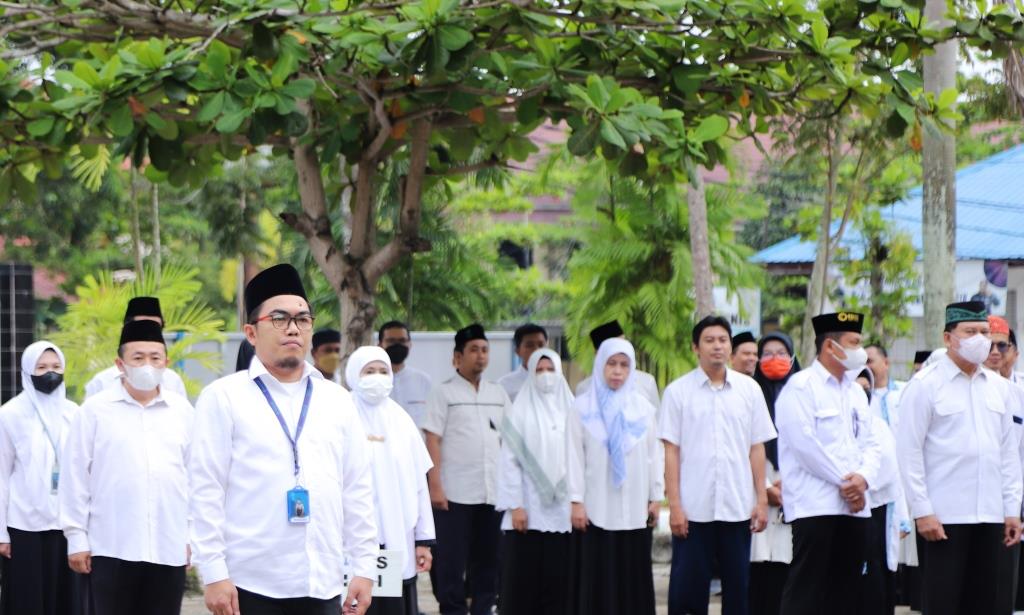 Pegawai Subbagian Humas dan Informasi UIN Antasari Abdi Rifan Husna, S.T. saat memimpin upacara (Foto-Humas-Yulida Rifani) - KOMPRES