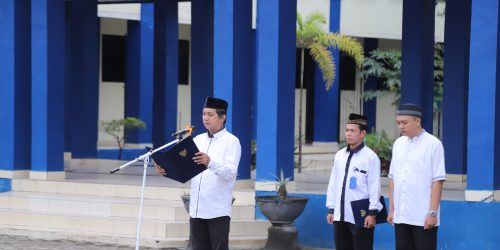 Pegawai Unit Teknologi Informasi dan Pangkalan Data UIN Antasari Erwinsyah, M.Kom. saat membacakan Pembukaan UUD 1945 (Foto-Humas-Yulida Rifani)