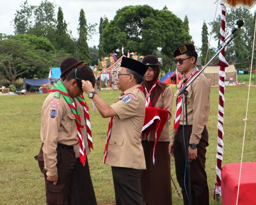 Pelepasan tanda peserta, simbolis penutupan Gelora XI (Foto-Humas-Achmad Magfur)