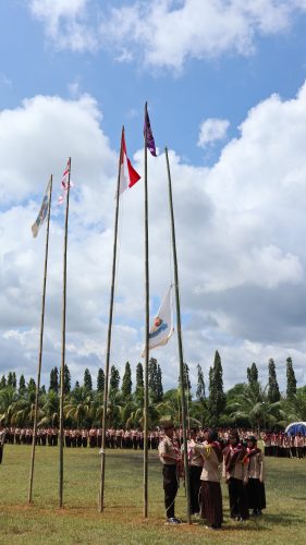 Penurunan bendera Gelora sebagai simbolis ditutupnya rangkaian perlombaan Tahun 2022 (Foto-Humas-Achmad Magfur)