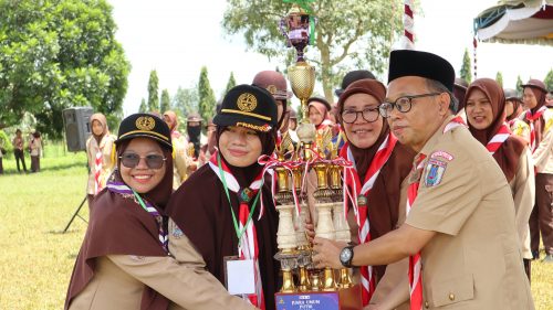 Penyerahan Piala Juara Umum Putri Gelora XI yang diraih MAS Darul Istiqamah Barabai (Foto-Humas-Achmad Magfur)