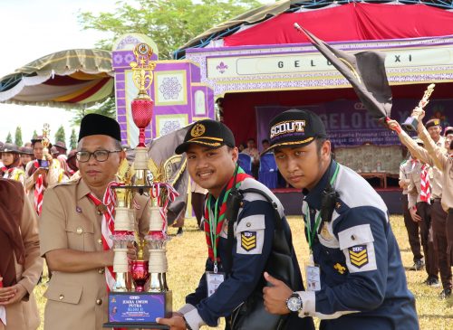 Penyerahan Trofi Juara Umum Putra Gelora XI yang diraih MAS Darul Istiqamah Barabai (Foto-Humas-Achmad Magfur)