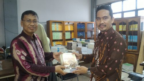 Penyerahan secara simbolis koleksi Perpustakaan LP2M dari Kepala LP2M Dr. Zainal Abidin, M.Ag. (kanan) kepada Kepala Perpustakaan UIN Antasari Dr. Syaifuddin, M.Ag. (kiri) (Foto-Humas-Achmad Magfur)