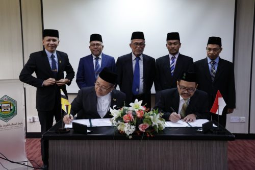 Proses penandatanganan kerja sama UIN Antasari Indonesia dengan Universiti Islam Sultan Sharif Ali Brunei Darussalam (foto-Prof. Dr. H. Mujiburrahman, M.A. untuk Humas)