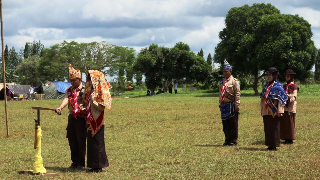 Proses pencabutan parang bungkul di Upacara Penutupan Gelora XI (Foto-Humas-Achmad Magfur) - kompres