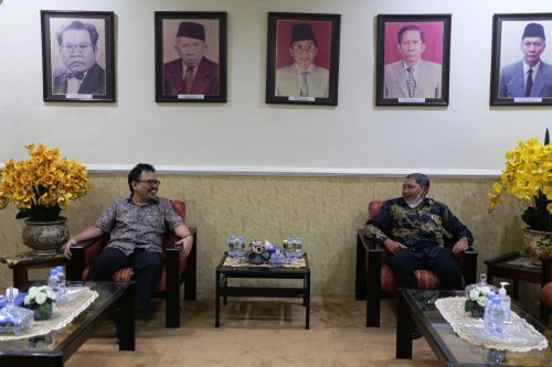 Rektor UIN Antasari Prof. Dr. H. Mujiburrahman, M.A. saat menerima kedatangan Direktur Kelembagaan Kemendikbud RI Dr. Lukman, S.T., M.Hum (Foto-Humas-Hadi Rustami)