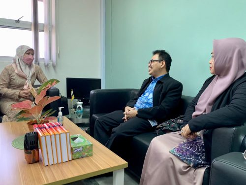 Rektor UIN Antasari saat bertamu dengan Direktur IAS UBD Dr. Hasharina (Foto-Prof. Dr. H. Mujiburrahman, M.A. untuk Humas)