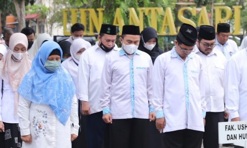 Suasana khidmat mengheningkan cipta (Foto-Humas-Yulida Rifani)