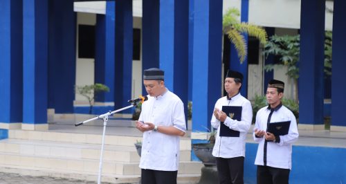 Suasana khusyuk pembacaan doa oleh Pegawai Bagian Perencaan dan Keuangan Rino Novianto, S.Pd., S.A.P. (Foto-Humas-Yulida Rifani)