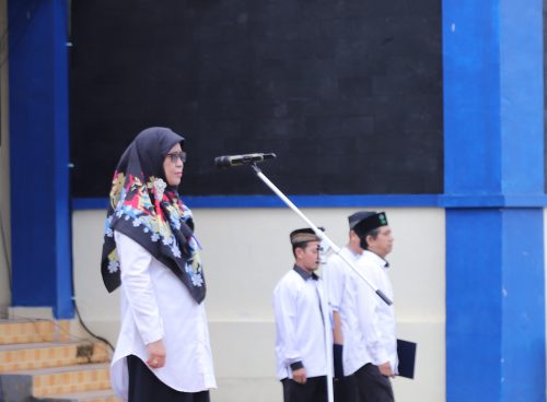 Wakil Rektor UIN Antasari Bidang Akademik dan Kelembagaan Dr. Hj. Nida Mufidah, M.Pd. saat memimpin upacara (Foto-Humas-Yulida Rifani)