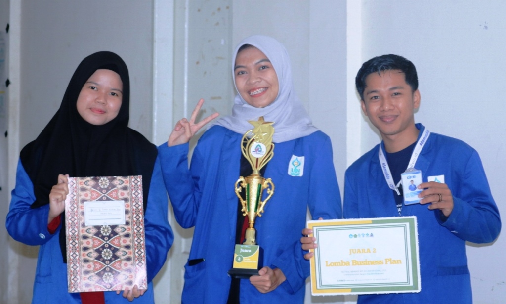 dari kiri ke kanan - Rusdiana, Erlita Budiarti, dan Ardiyan Fikrianoor, saat juara 2 lomba business plan fbmkn 2022