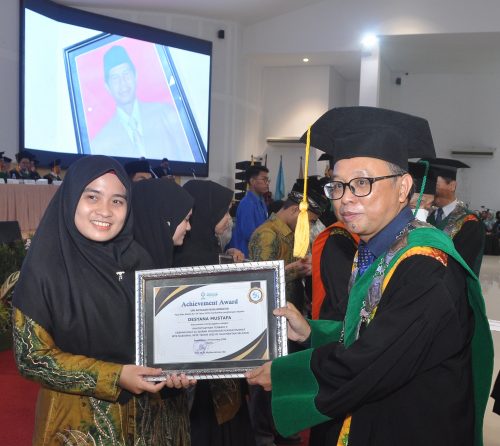 Alumnus berprestasi Desyana Mustafa saat menerima penghargaan dari Wakil Rektor Dr. Irfan Noor, M.Hum. (Foto-Humas)