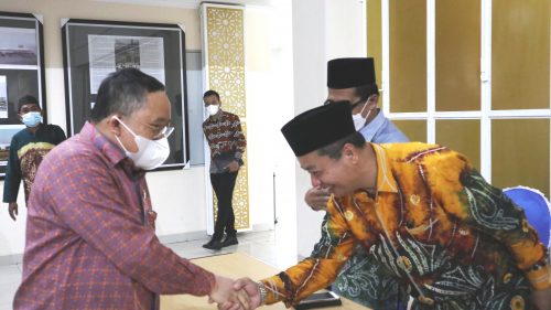 Anggota DPR RI Dapil Kasel I H. Syaifullah Tamliha, S.Pi., M.Si. saat menyalami rombongan dari UIN Antasari (Foto-Humas-Achmad Magfur)