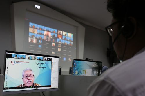 Asesor Lamdik Prof. Dr. Yayan Nurbayan, M.Ag. (dari UPI) saat asesmen lapangan secara virtual (Foto-Humas-Achmad Magfur)