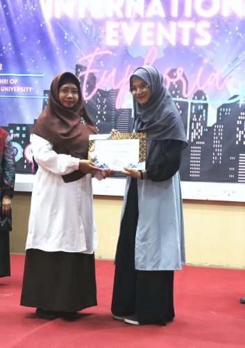 Ayudhia Sherani Firdaus, Terbaik III dalam Buku Antologi nasional dengan judul Sajak Rasa Beruntai Kata gelaran CV Cahaya Pelangi Media (Foto-Humas-Hadi Rustami)