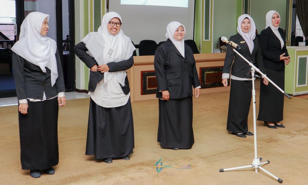 Dari kiri ke kanan - Annisa Mahfuzah, M.H.; Ermalianti, M.Pd.; Ahda Fithriani, M.H.I.; Risqiatul Hasanah, M.Sos.; dan Rahmi Yuningsih Puteri, M.M. (Foto-Humas-Yulida Rifani) - kompres