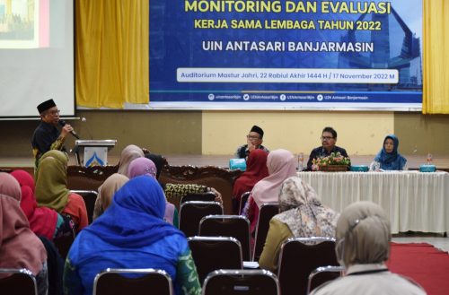 Dekan Fakultas Tarbiyah dan Ilmu Keguruan Dr. H. Hamdan, M.Pd. saat berdialog di acara Monitoring dan Evaluasi Kerja Sama Lembaga (Foto-Humas-Hadi Rustami)