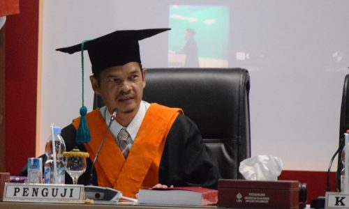 Direktur Pascasarjana UIN Antasari Prof. H. Zulfa Jamalie, Ph.D. saat menguji Disertasi Ahyar Rasyidi (Foto-Humas-Hadi Rustami)