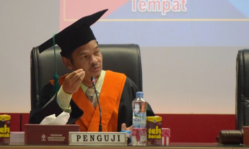 Direktur Pascasarjana UIN Antasari Prof. H. Zulfa Jamalie, Ph.D. saat menjadi salah satu penguji (Foto-Humas-Hadi Rustami)