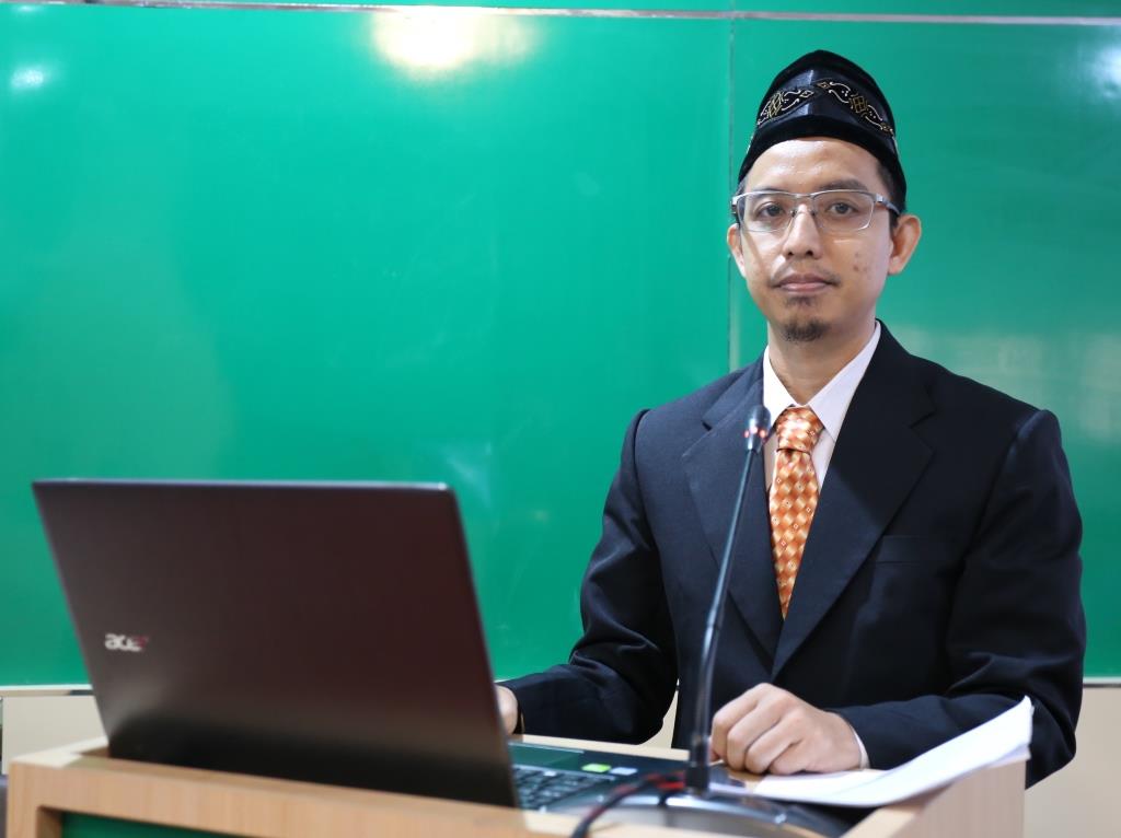 Dr. Gusti Muhammad Irhamna Husin, M.Pd.I. saat maju di Ujian Terbuka (Foto-Humas-Hadi Rustami)