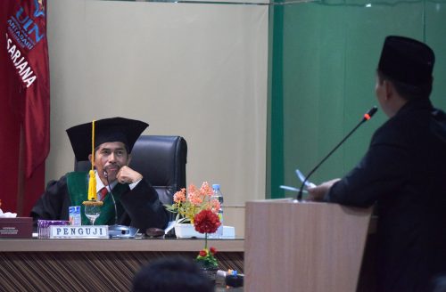 Dr. H. Husnul Yaqin, M.Ed. saat menguji Disertasi Ahyar Rasyidi (Foto-Humas-Hadi Rustami)
