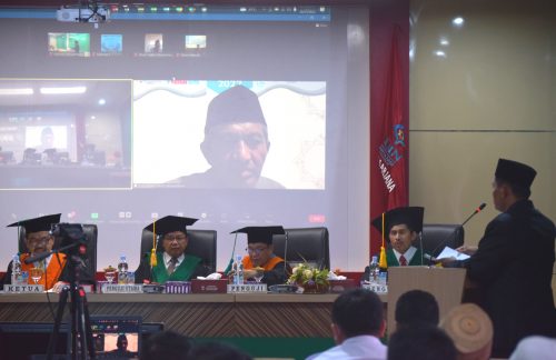 Dr. K.H. Ahsin Sakho, M.A. (penguji eksternal dari UIN Jakarta) saat menguji secara virtual (Foto-Humas-Hadi Rustami)