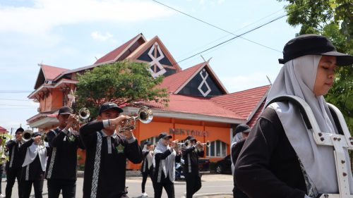 Drumben Gita Suara MAN 1 saat kembali lagi ke lokasi start (Foto-Humas-Achmad Magfur)