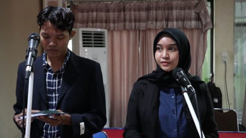 Duo MC yang fasih berbahasa Inggris, Iqbal Zulkifli dan Nabil Adhalia Putri (Foto-Humas-Achmad Magfur)