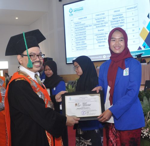Juara 5 Mahasiswi Teladan UIN Antasari Tahun 2022 atas nama Saidah Ulfah (Foto-Humas)