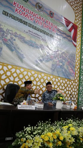 Kakanwil Kemenag Kalsel Dr. H. M. Tambrin, M.M.Pd. bersama H. Marwan Dasopang (Wakil Ketua Komisi VIII DPR RI) saat memimpin jalannya diskusi Kunker (Foto-Humas-Achmad Magfur)