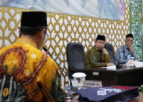 Kakanwil Kemenag Kalsel dan Wakil Ketua Komisi VIII DPR RI saat mendengarkan seksama paparan dari UIN Antasari (Foto-Humas-Achmad Magfur)
