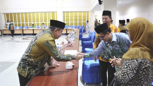 Kakanwil Kemenag Kalsel yang juga Alumnus UIN Antasari saat menyalami rombongan dari almamaternya (Foto-Humas-Achmad Magfur)