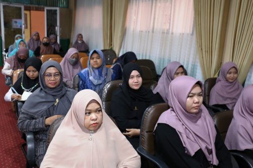 Keluarga dan para rekan Ahyar Rasyidi saat mendukung kelancaran Ujian Disertasi (Foto-Humas-Hadi Rustami)