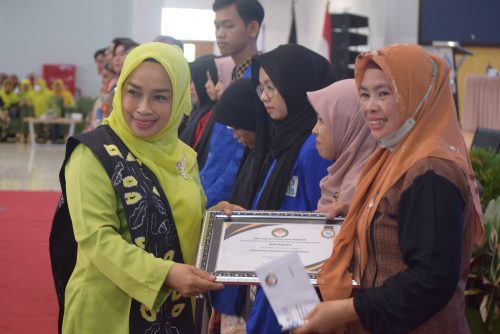 Nyonya Hj. Mariani Mujiburrahman saat menyerahkan penghargaan kepada karyawan DPW UIN Antasari terbaik (Foto-Humas-Hadi Rustami)