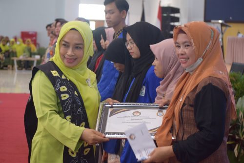 Nyonya Hj. Mariani Mujiburrahman saat menyerahkan penghargaan kepada karyawan DPW UIN Antasari terbaik (Foto-Humas-Hadi Rustami)
