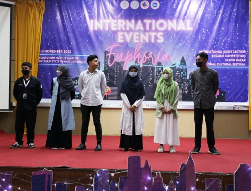 Para Mahasiswa TBI Berprestasi di Tahun 2022, dari kiri ke kanan - M. Nazamuddin Azmi, Ayudhia Sherani Firdaus, Aldy Yuda Abdilla, Siti Muqodimah, Siti Fatimah, dan Ihdal Bayu Pamungkas