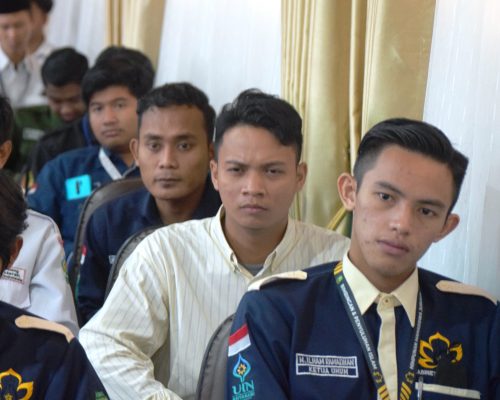 Para aktivis UIN Antasari antusias menengarkan arahan dari Rektor UIN Antasari (Foto-Humas-Hadi Rustami)