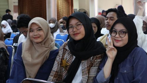 Para mahasiswa TBI ikut hadir di pembukaan acara (Foto-Humas-Achmad Magfur)