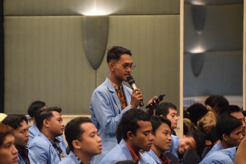 Para mahasiswa antusias berdialog dengan para pembicara (Foto-Humas-Yulida Rifani)