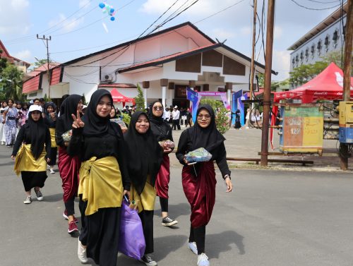 Para mahasiswa baru ikut meramaikan Festival Budaya (Foto-Humas-Hadi Rustami)