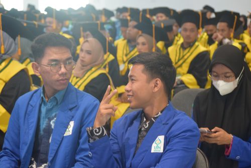 Para mahasiswa dan mahasiswi berprestasi saat mengikuti upacara wisuda November 2022 (Foto-Humas-Hadi Rustami)