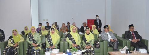 Para pengurus Darma Wanita Persatuan UIN Antasari bersama 2 Kepala Biro (Foto-Humas)
